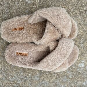 OluKai Slippers like new Size 10 fuzzy and comfy